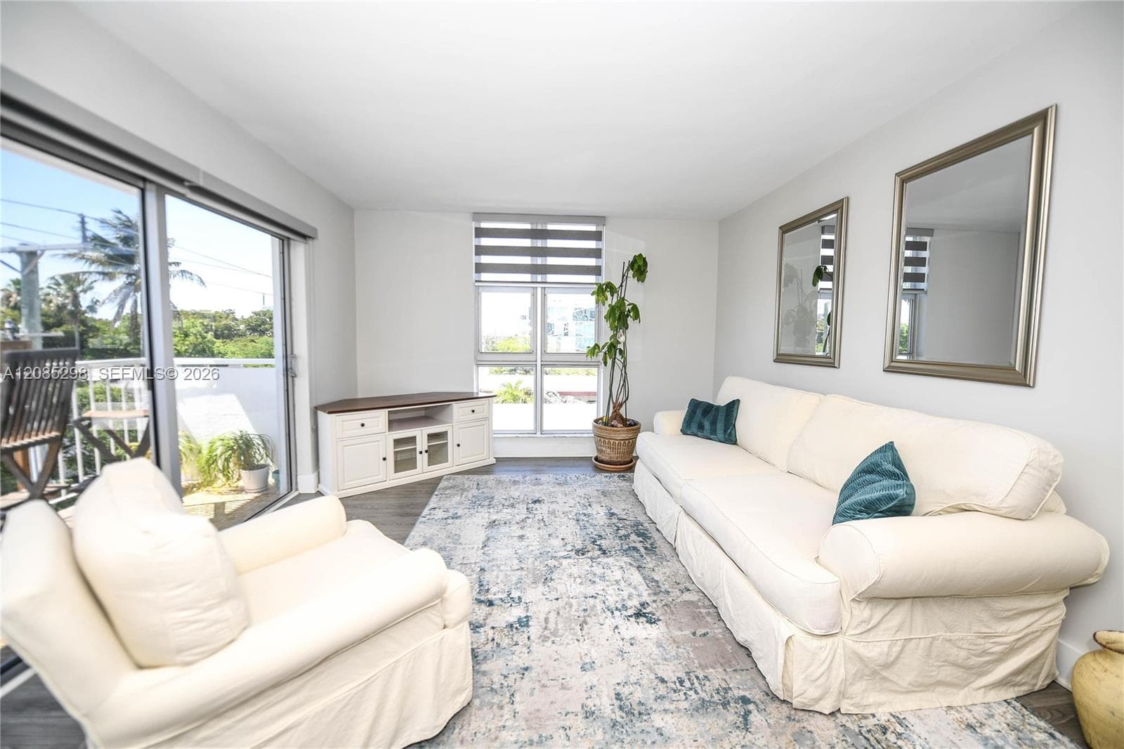 8305 Crespi Blvd 4D photo 2