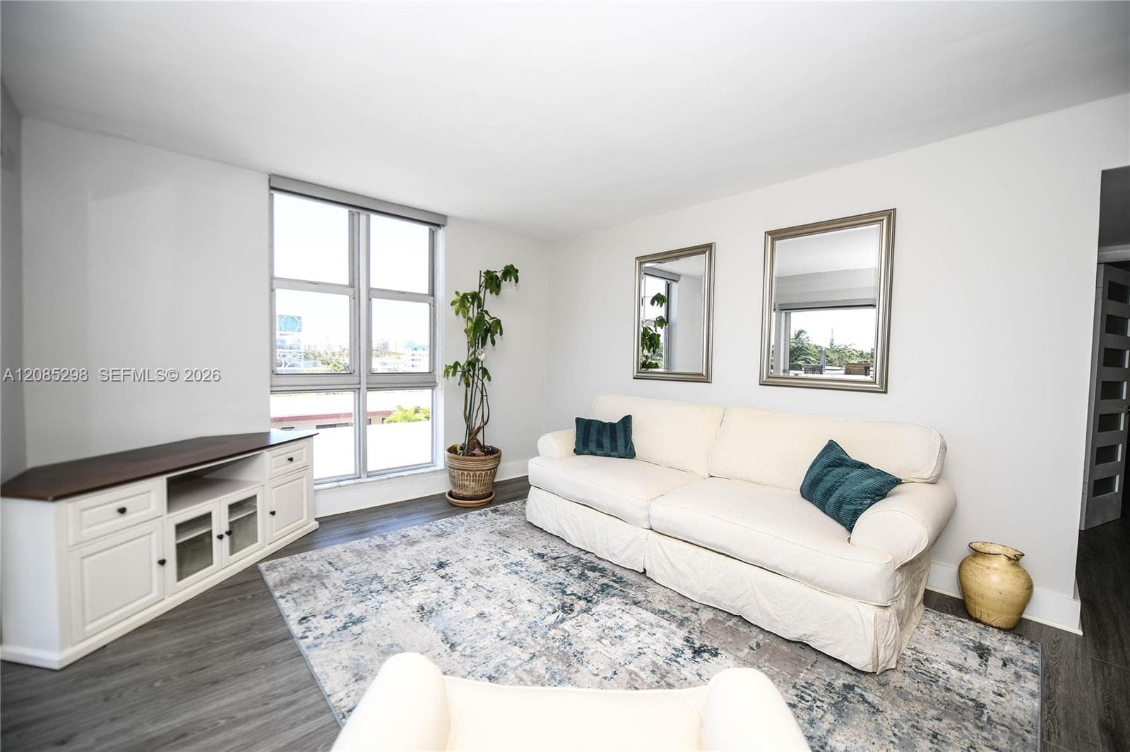 8305 Crespi Blvd 4D photo 3