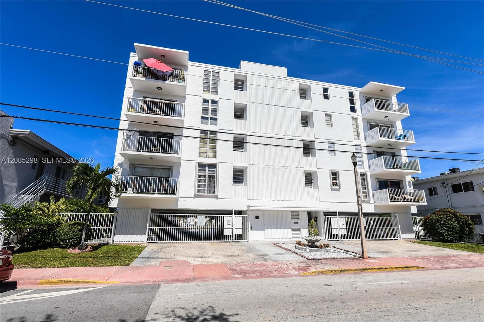 8305 Crespi Blvd 4D photo 1