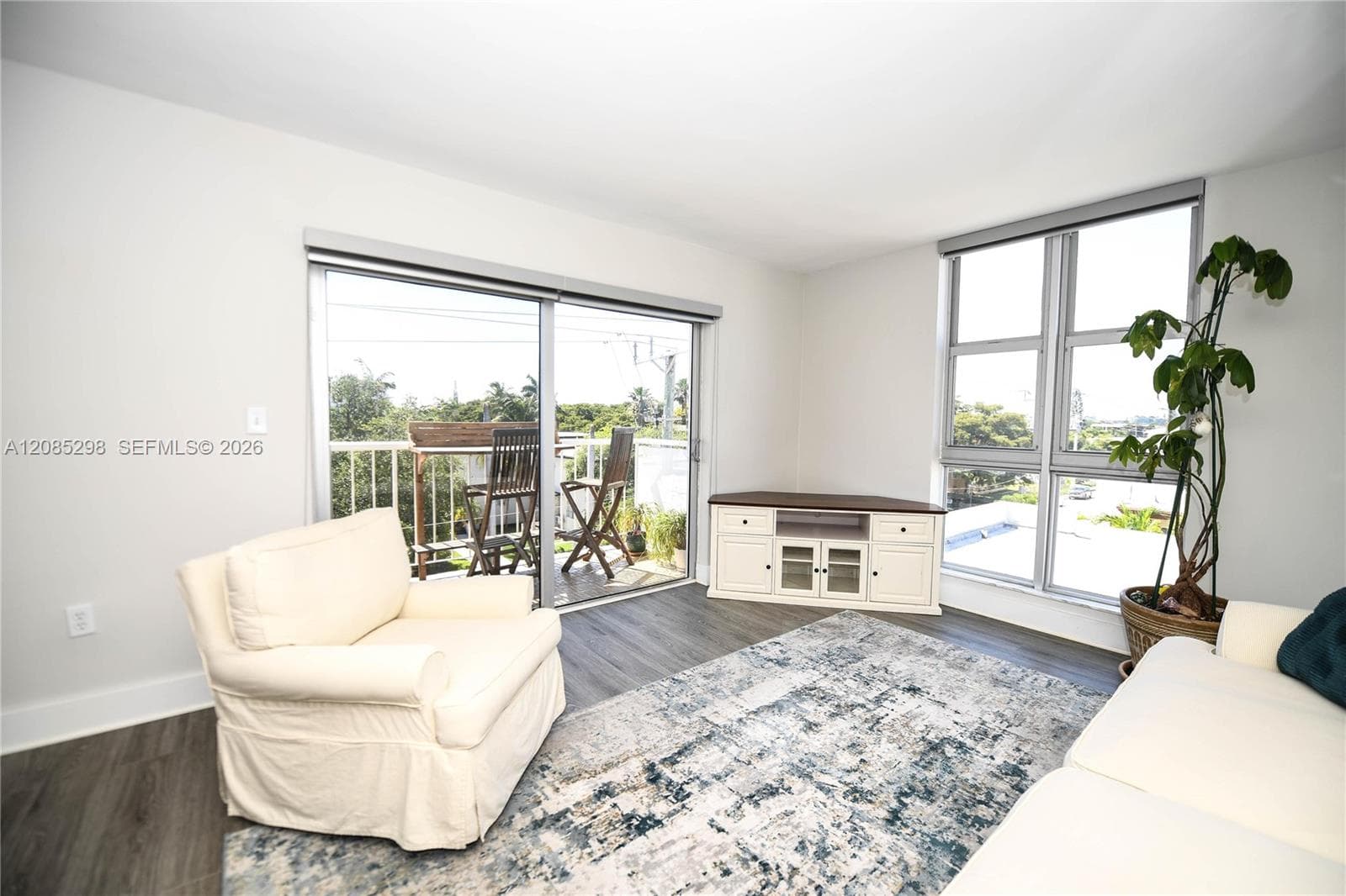 8305 Crespi Blvd 4D photo 5