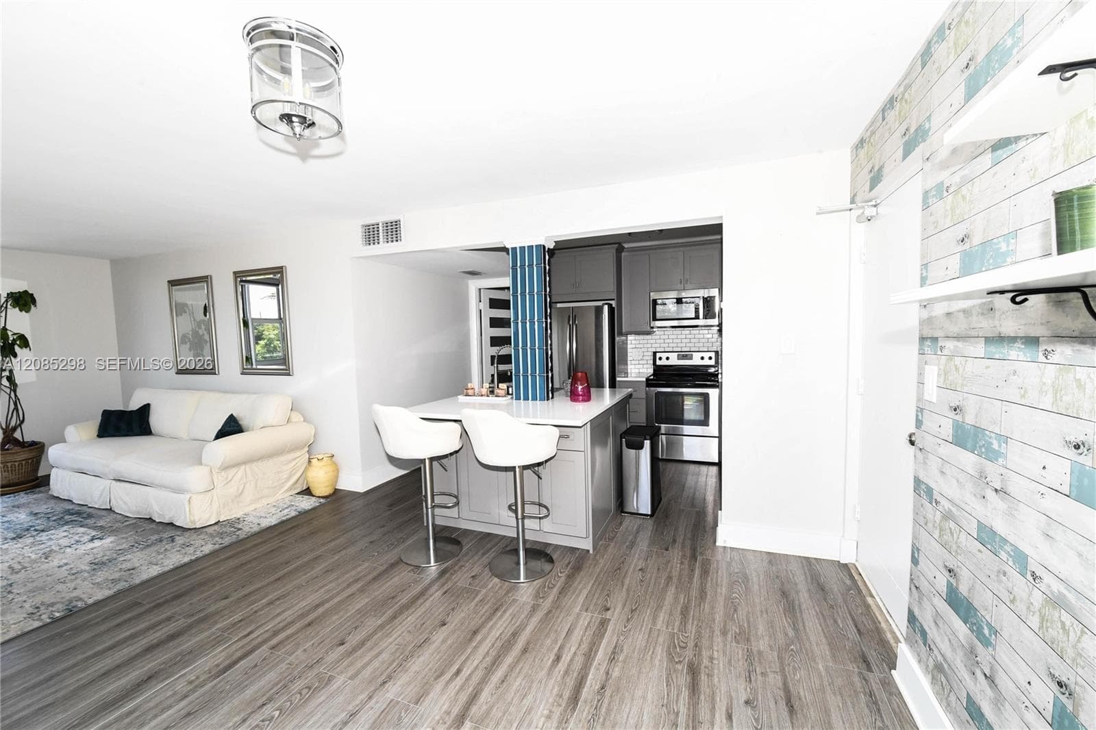 8305 Crespi Blvd 4D photo 9