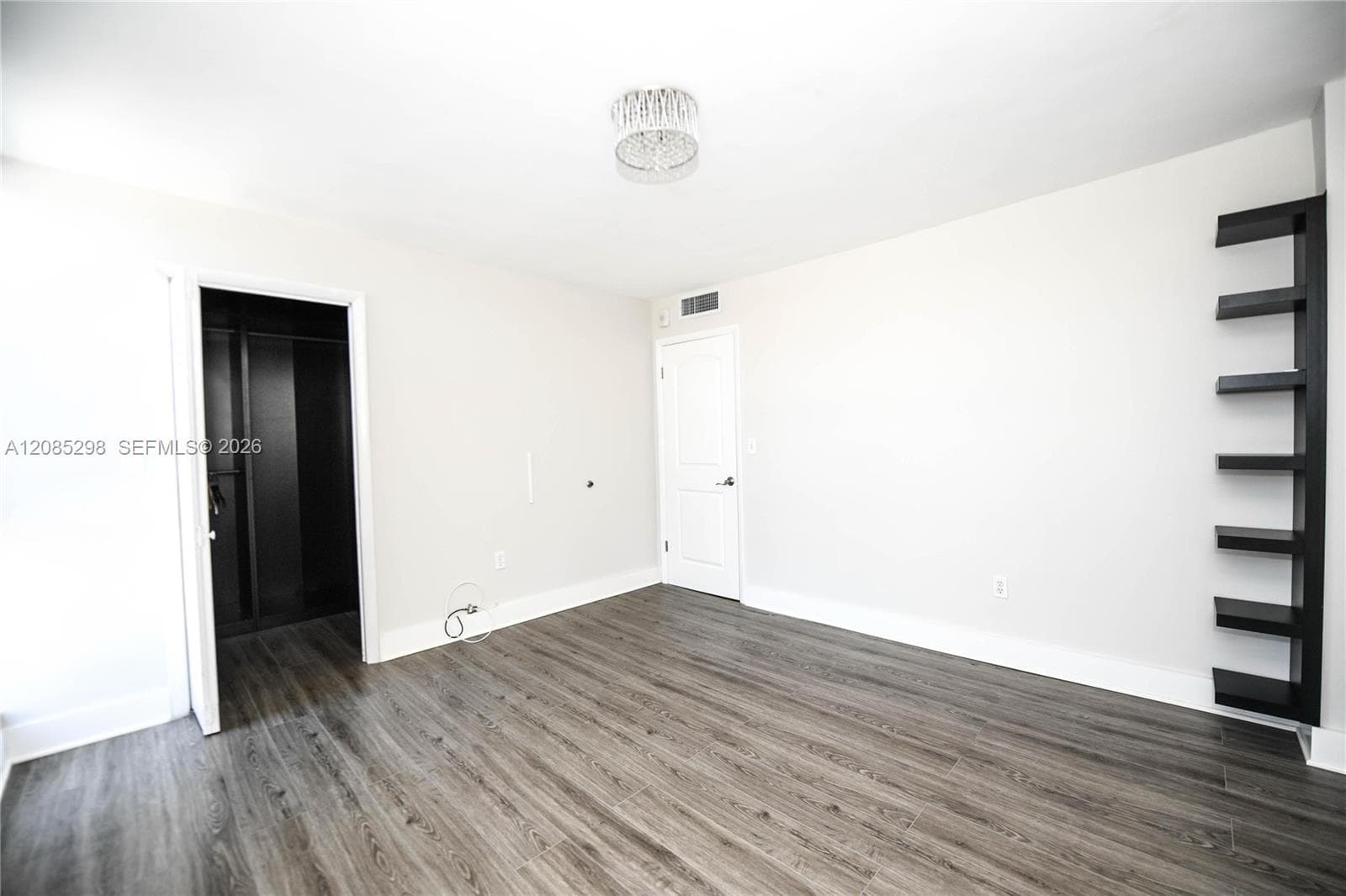 8305 Crespi Blvd 4D photo 14