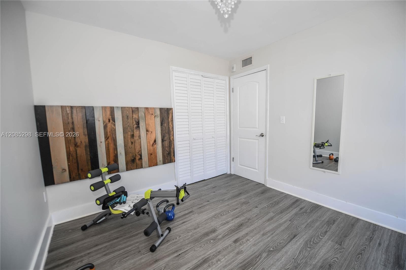 8305 Crespi Blvd 4D photo 21
