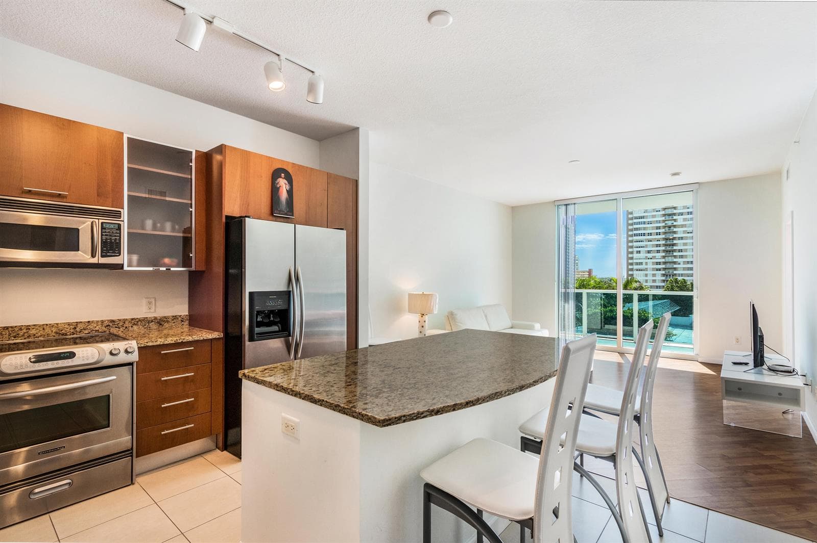 1945 S Ocean Drive 502 photo 2