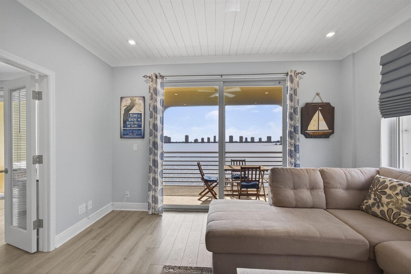 105 Paradise Harbour Boulevard 501 photo 2