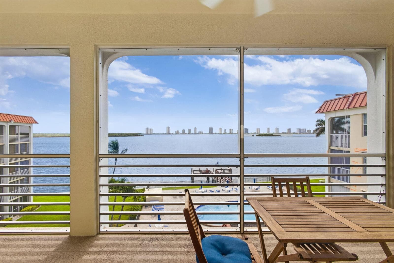 105 Paradise Harbour Boulevard 501 photo 1