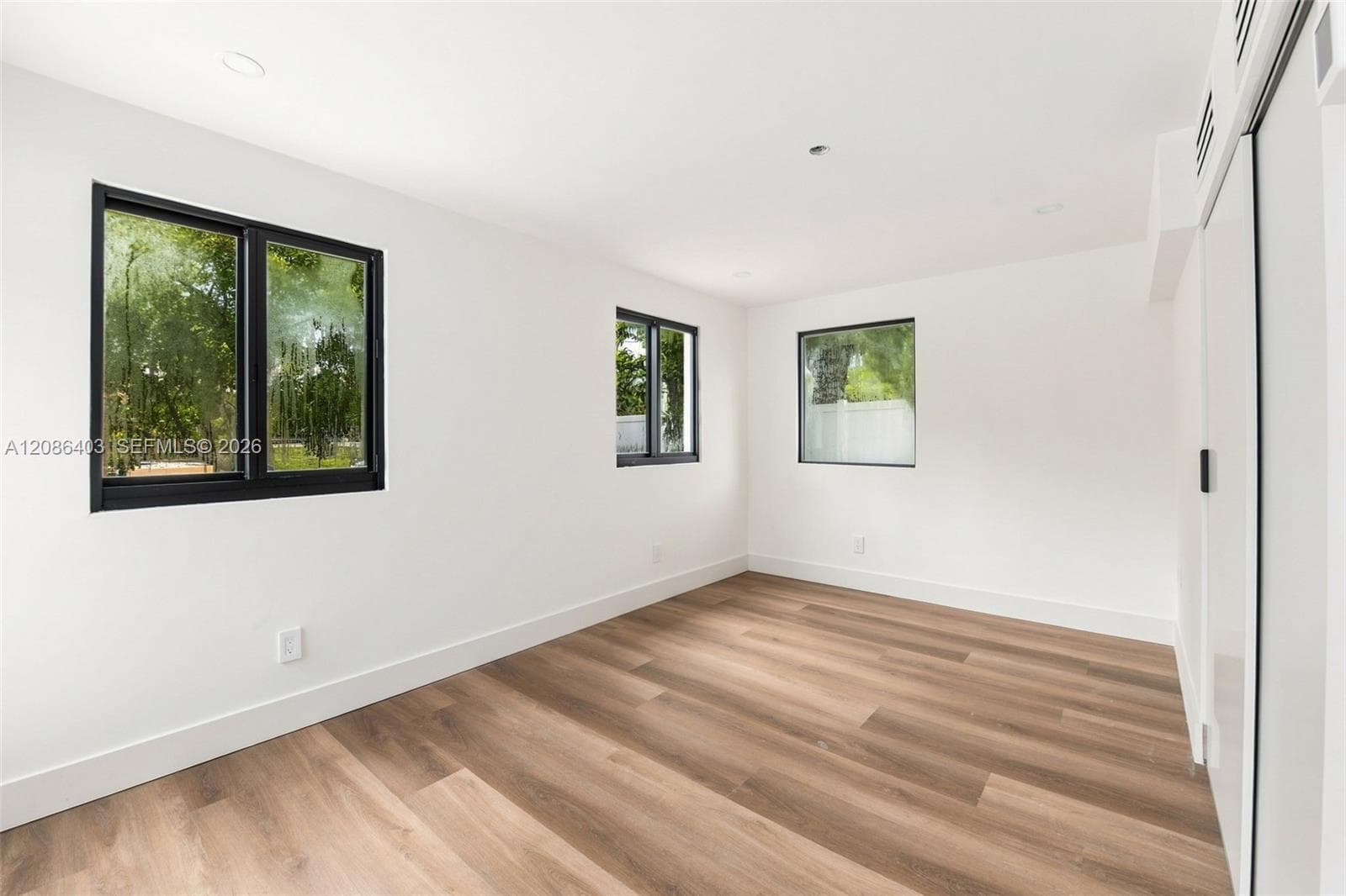 2412 Sugarloaf Ln photo 5
