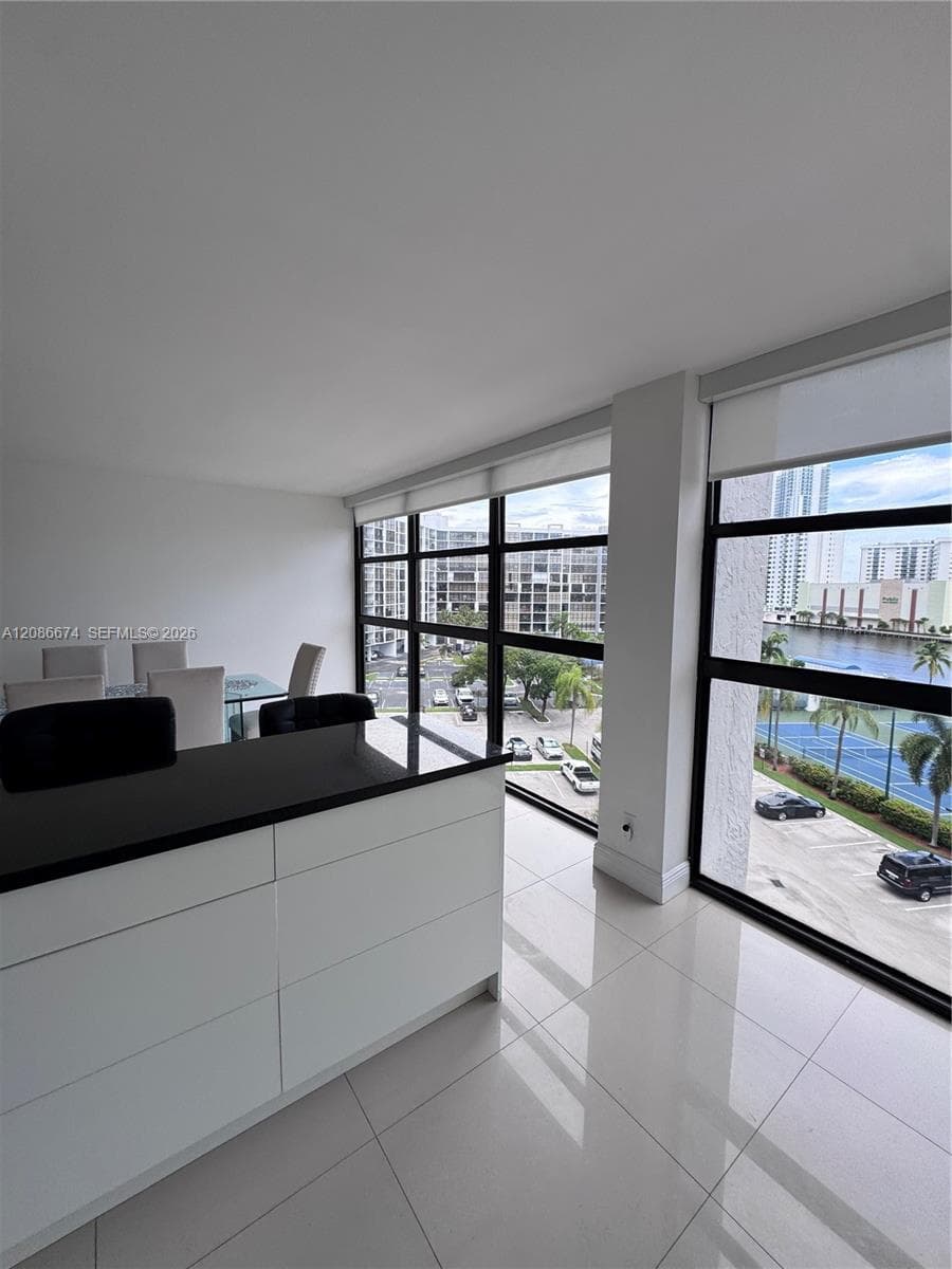 400 Leslie Dr 602 photo 2