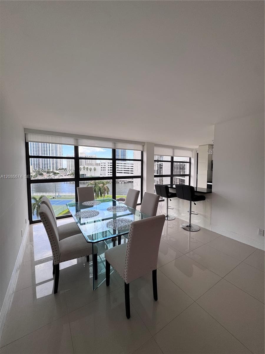 400 Leslie Dr 602 photo 3