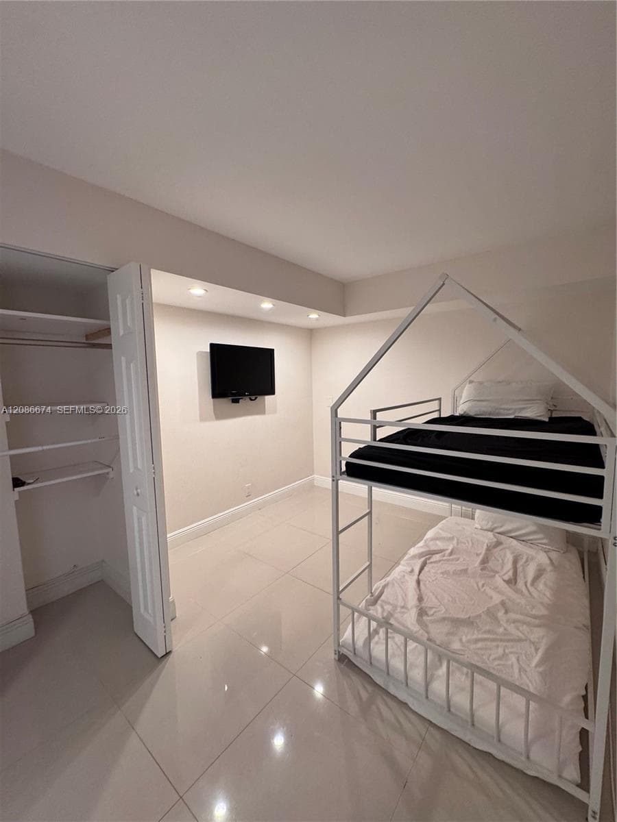 400 Leslie Dr 602 photo 18