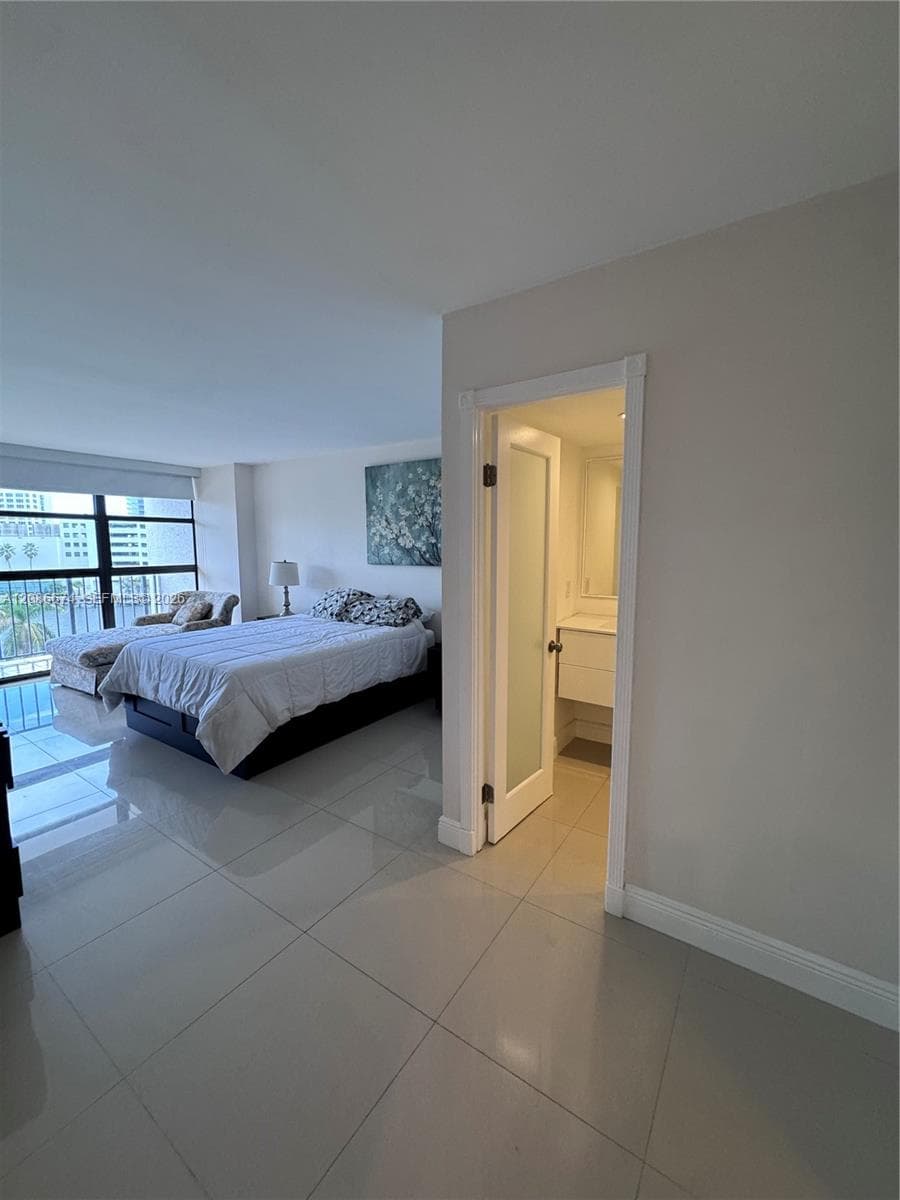 400 Leslie Dr 602 photo 8
