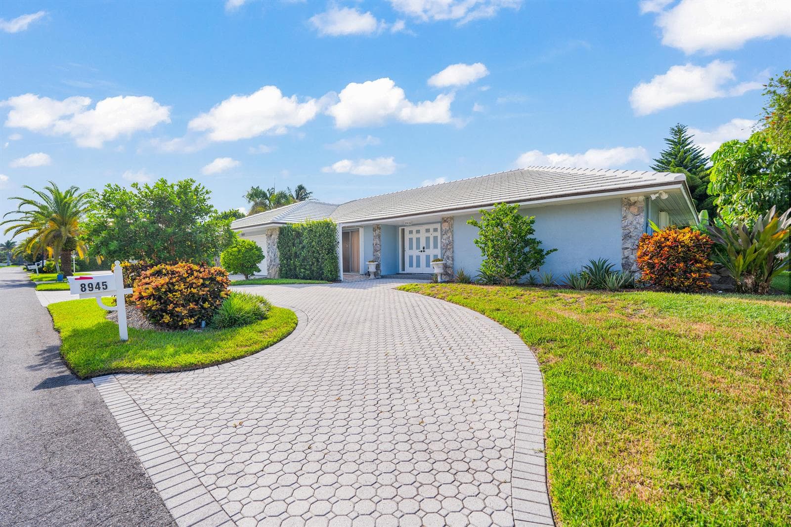 8945 SE HARBOR ISLAND Way photo 1