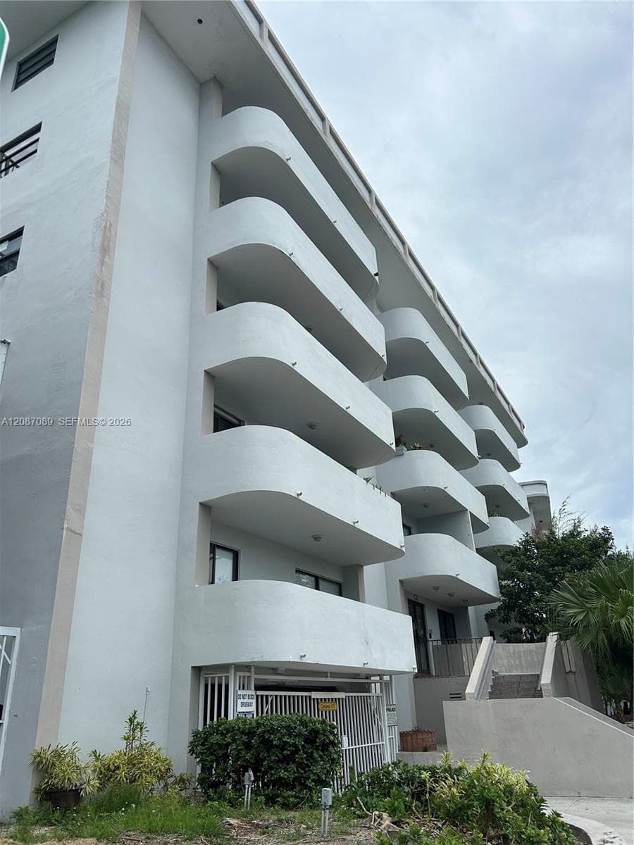 110 S Shore Dr 4E photo 2