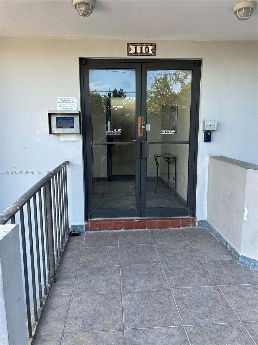110 S Shore Dr 4E photo 3