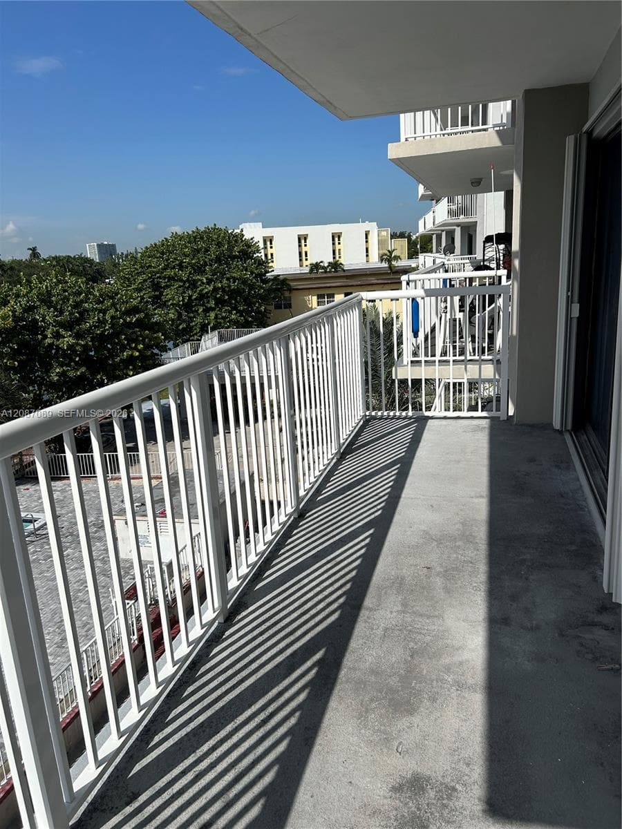 110 S Shore Dr 4E photo 5