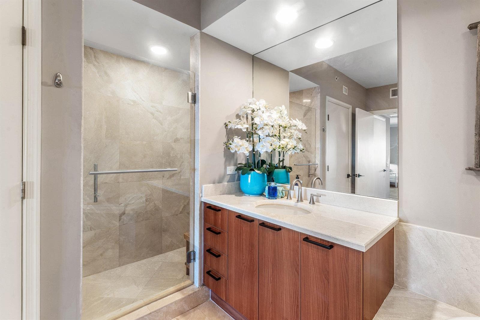 2650 Lake Shore Drive 2102 photo 23