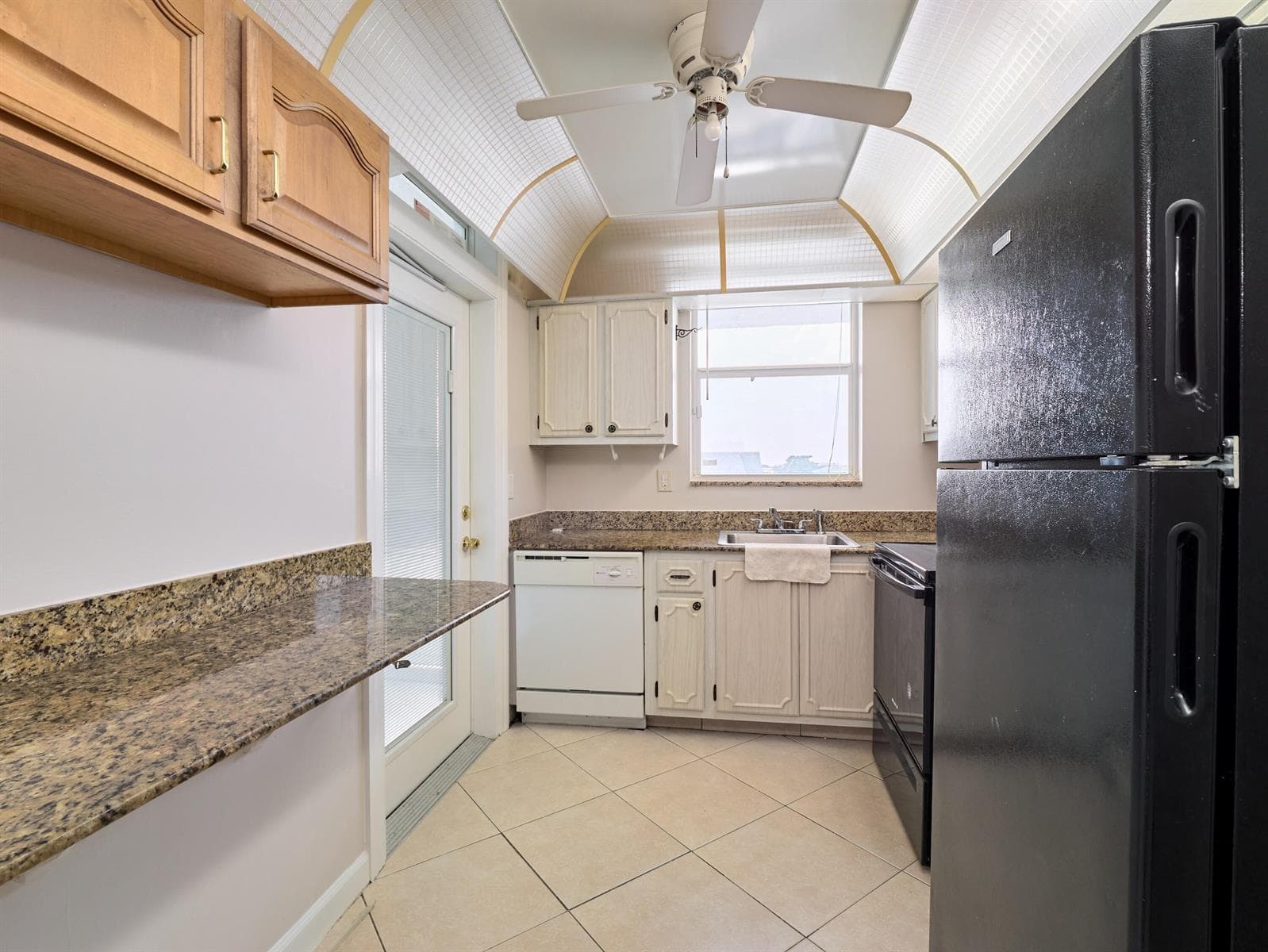 104 Paradise Harbour Boulevard 402 photo 15