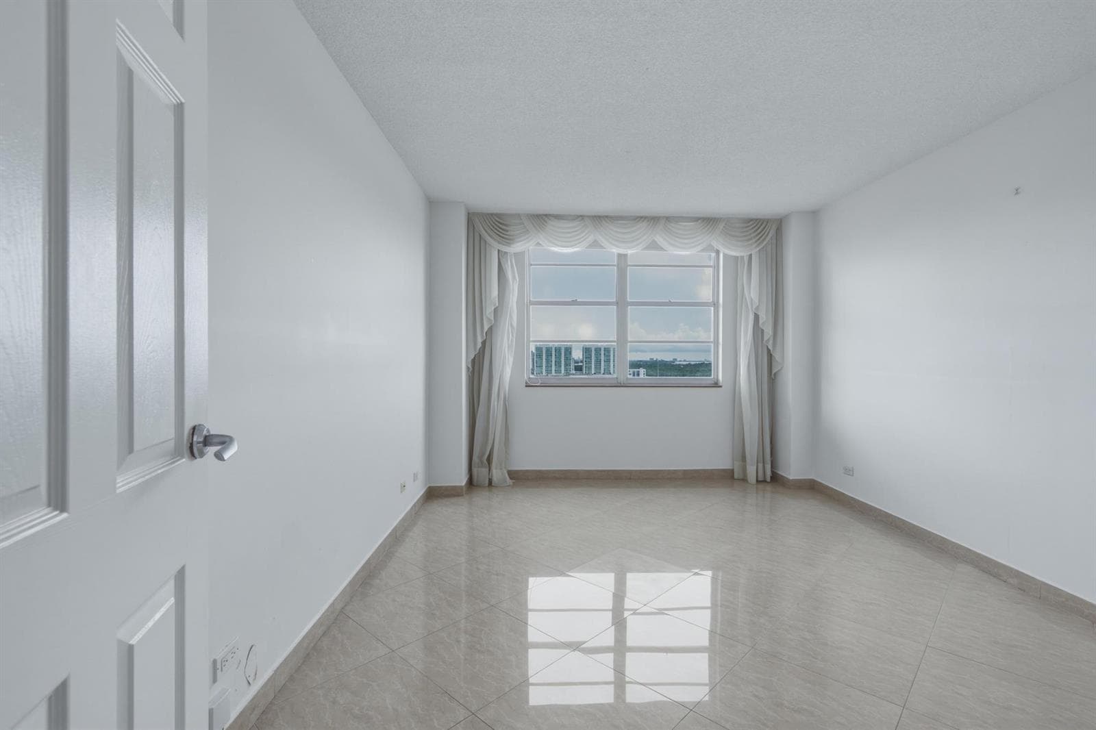 250 174TH Street 1719 photo 22