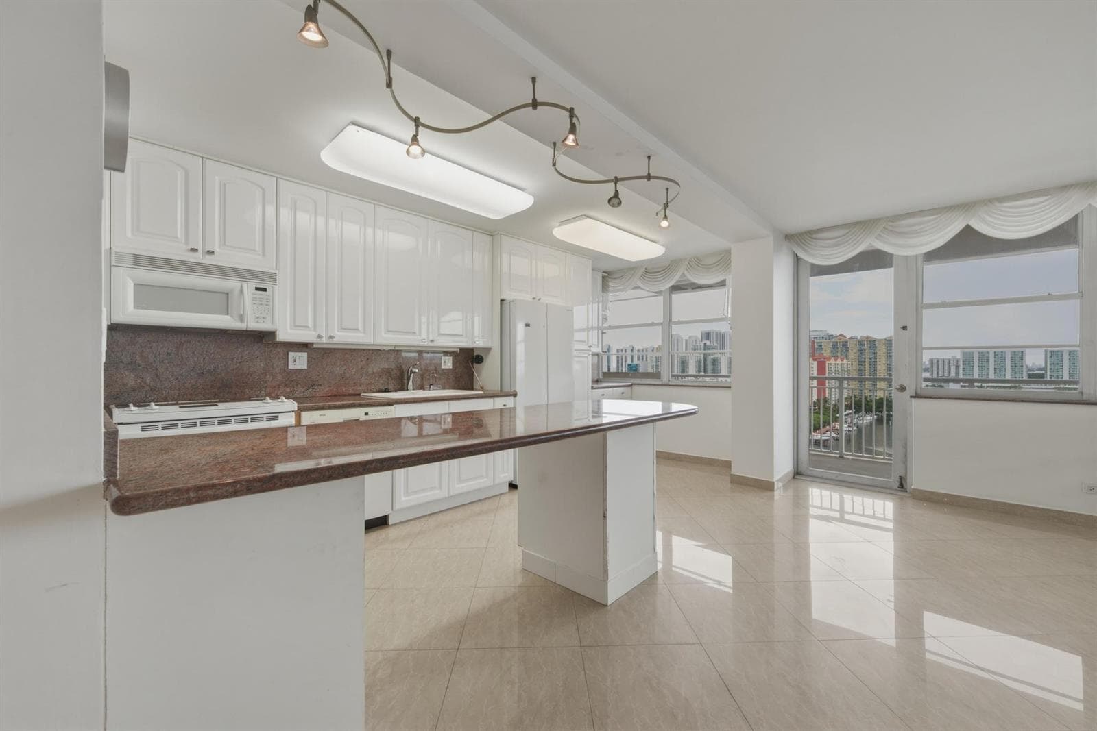 250 174TH Street 1719 photo 10