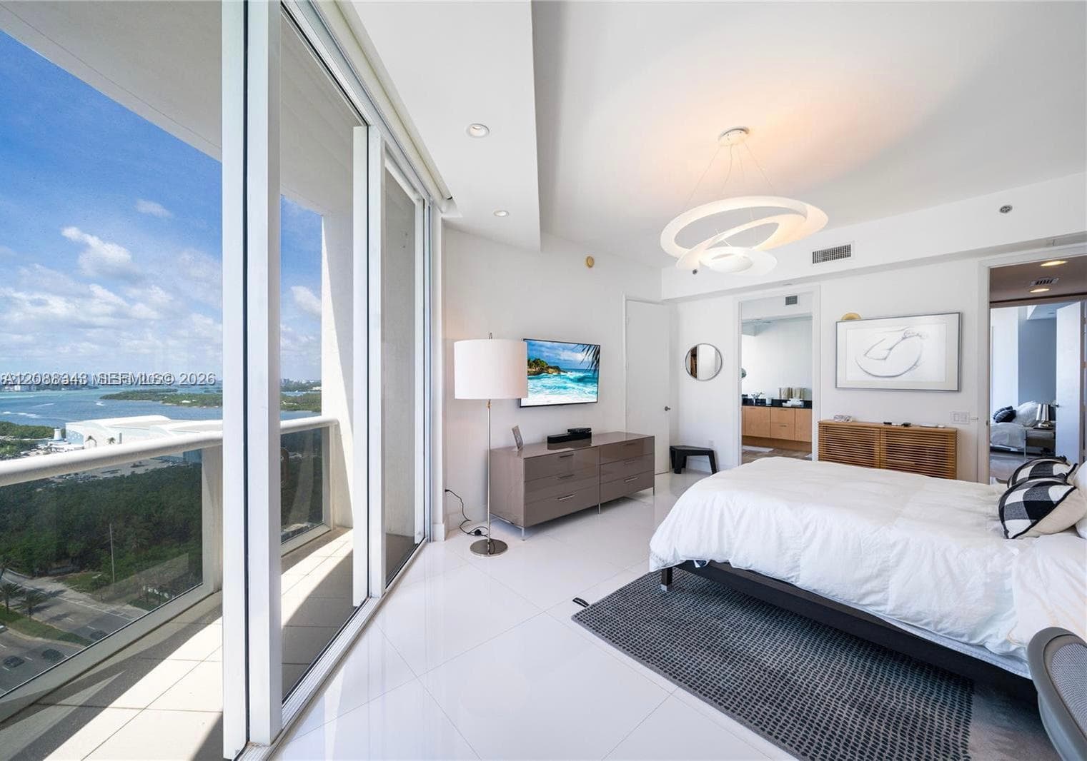 15811 Collins Ave 2006 photo 4