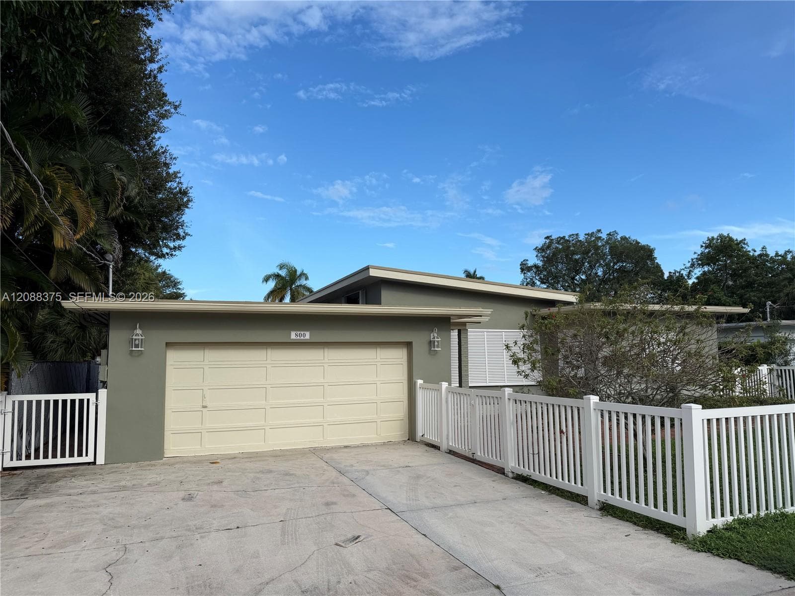 800 SW 8th Ter photo 2