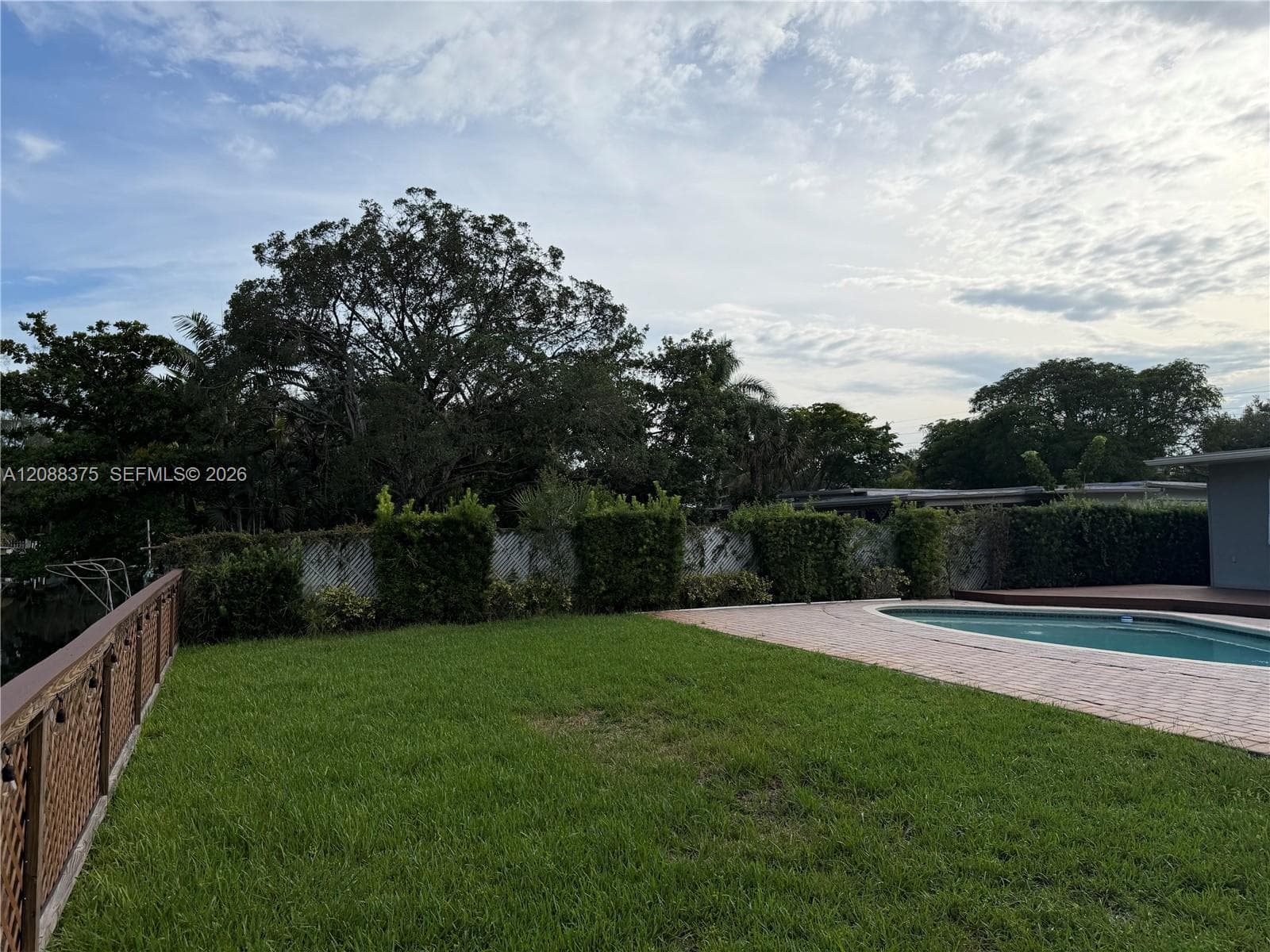 800 SW 8th Ter photo 13