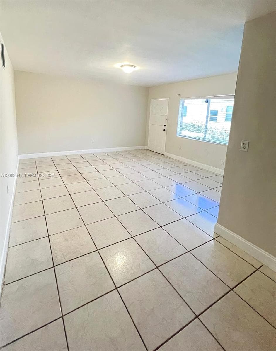 8271 Crespi Blvd 2 photo 3