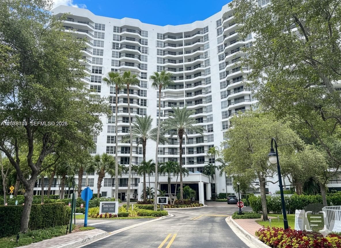 3600 Mystic Pointe Dr 604 photo 2