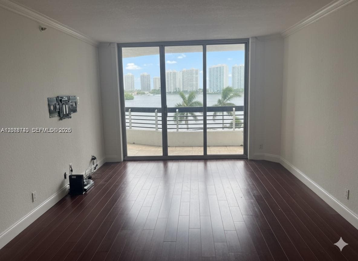 3600 Mystic Pointe Dr 604 photo 5