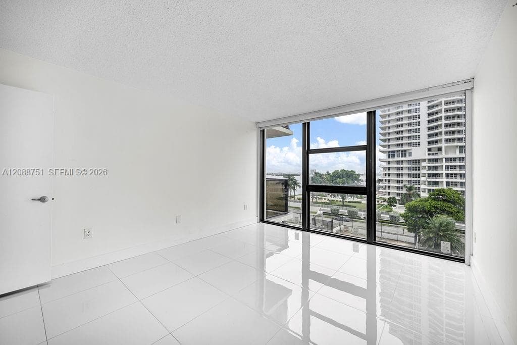 600 NE 36th St 508 photo 20
