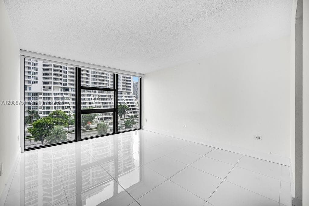 600 NE 36th St 508 photo 18