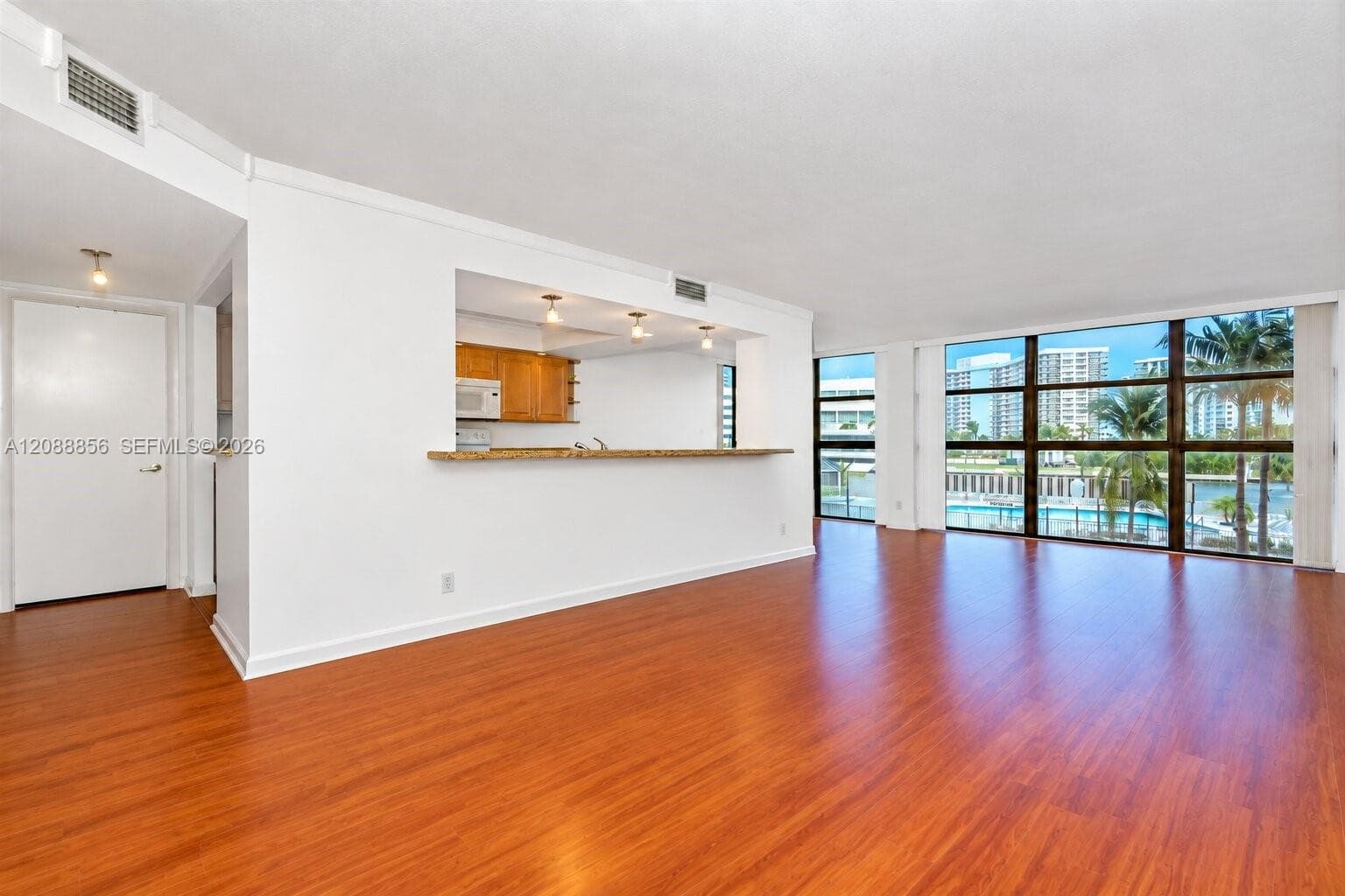 200 Leslie Dr 204 photo 2