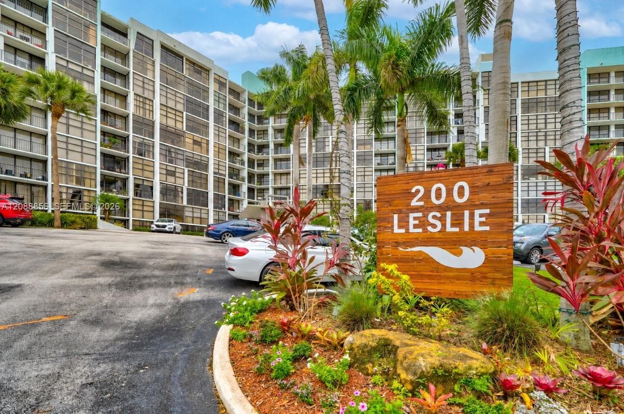 200 Leslie Dr 204 photo 13