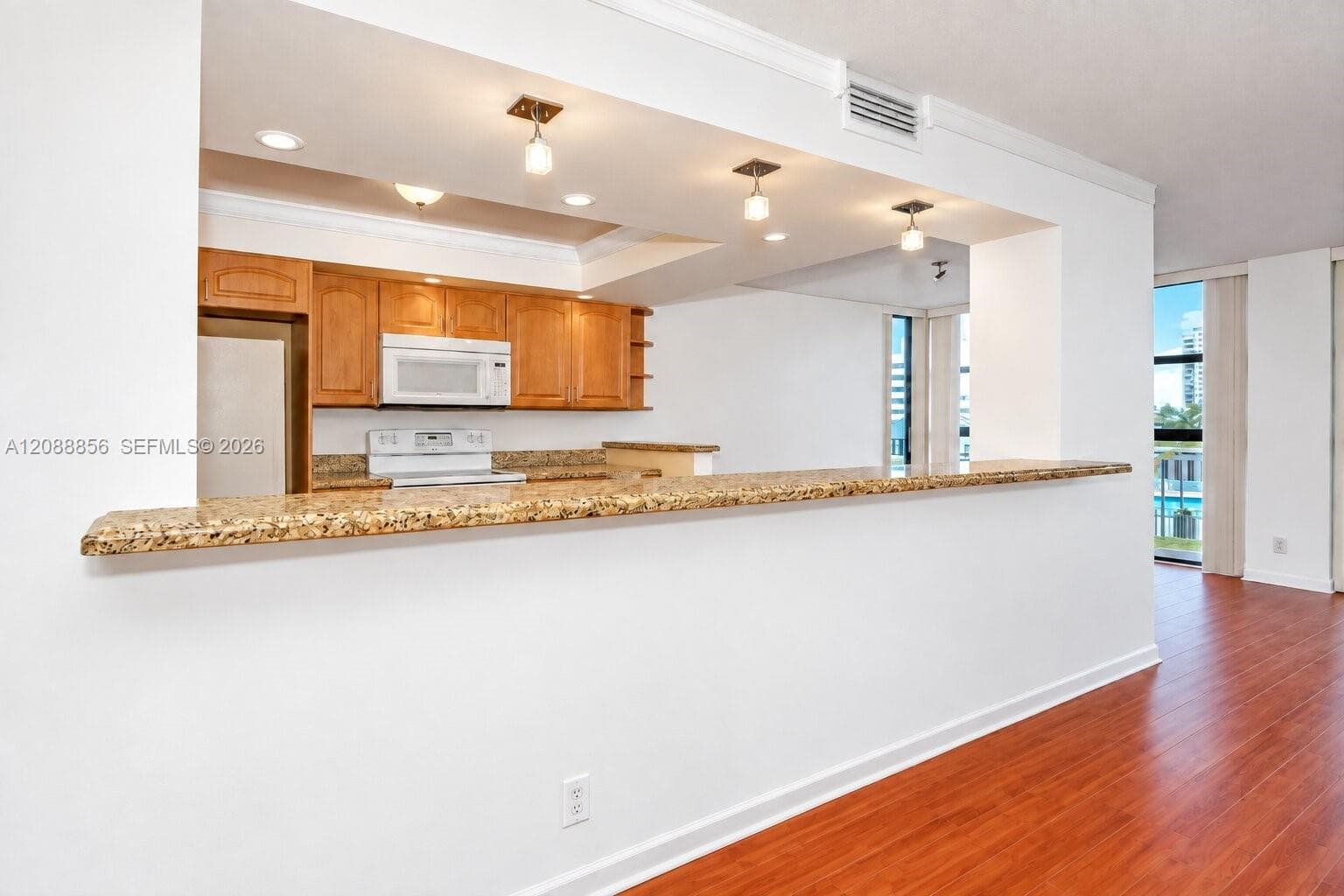 200 Leslie Dr 204 photo 5