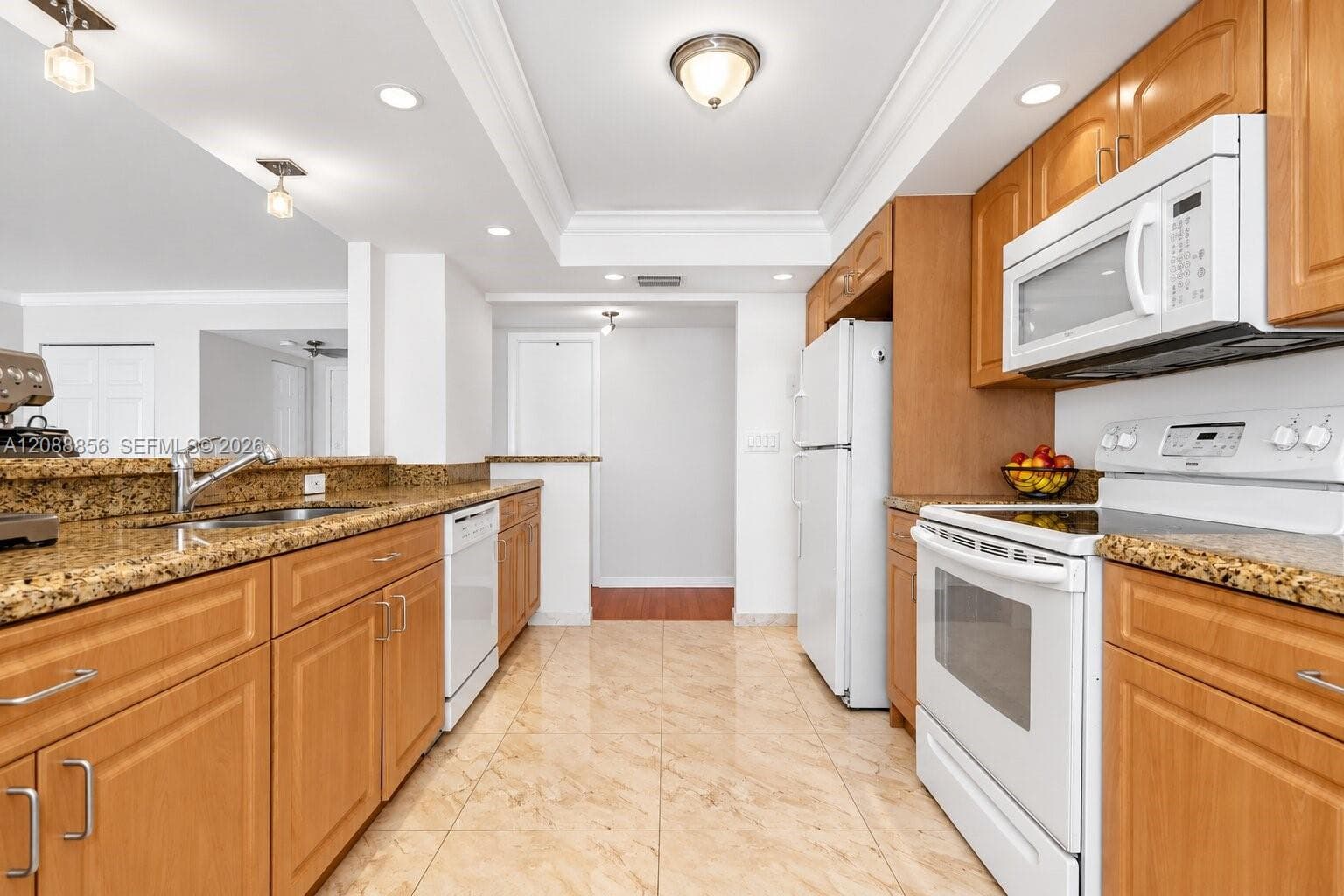 200 Leslie Dr 204 photo 9