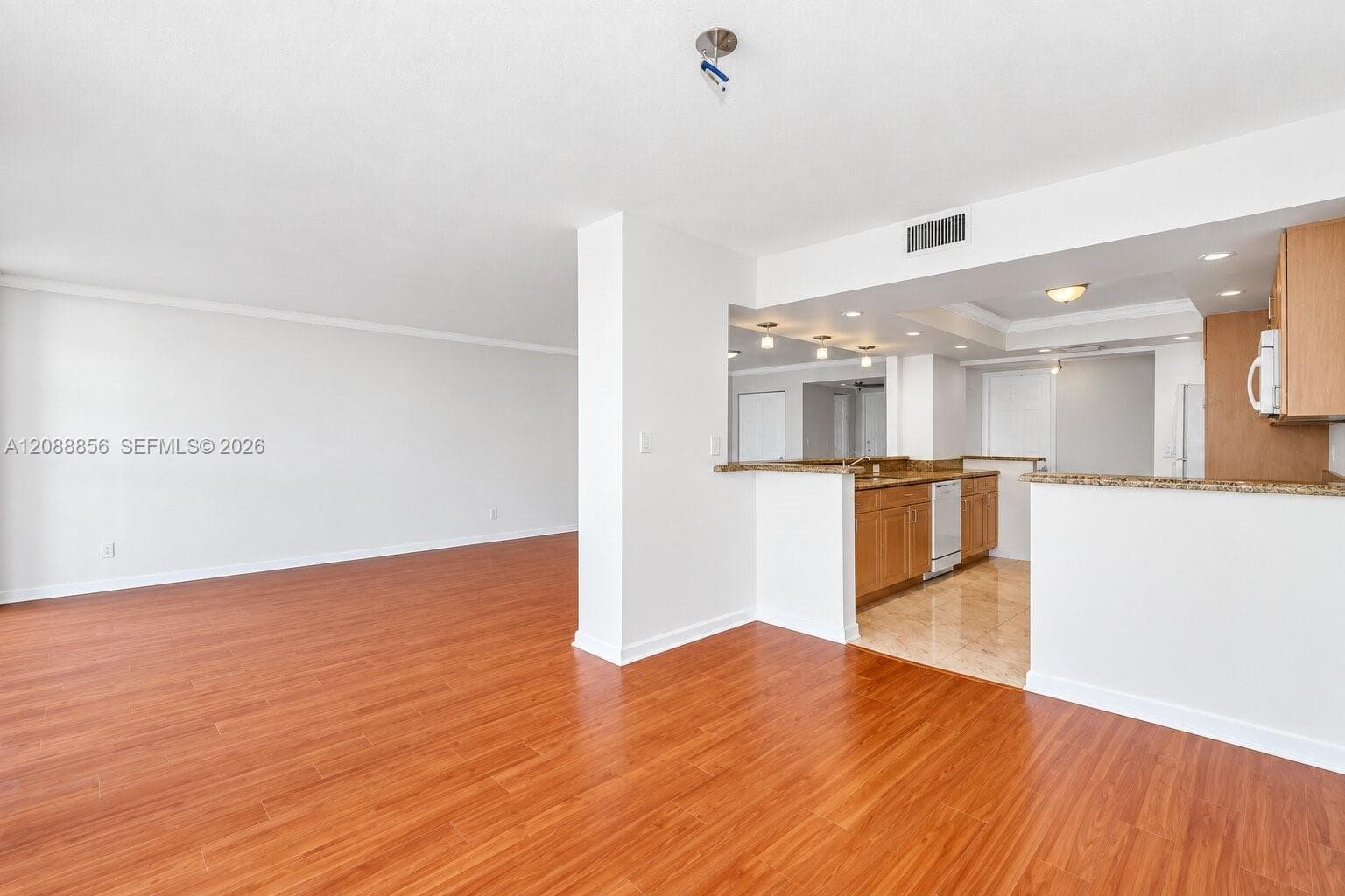 200 Leslie Dr 204 photo 10
