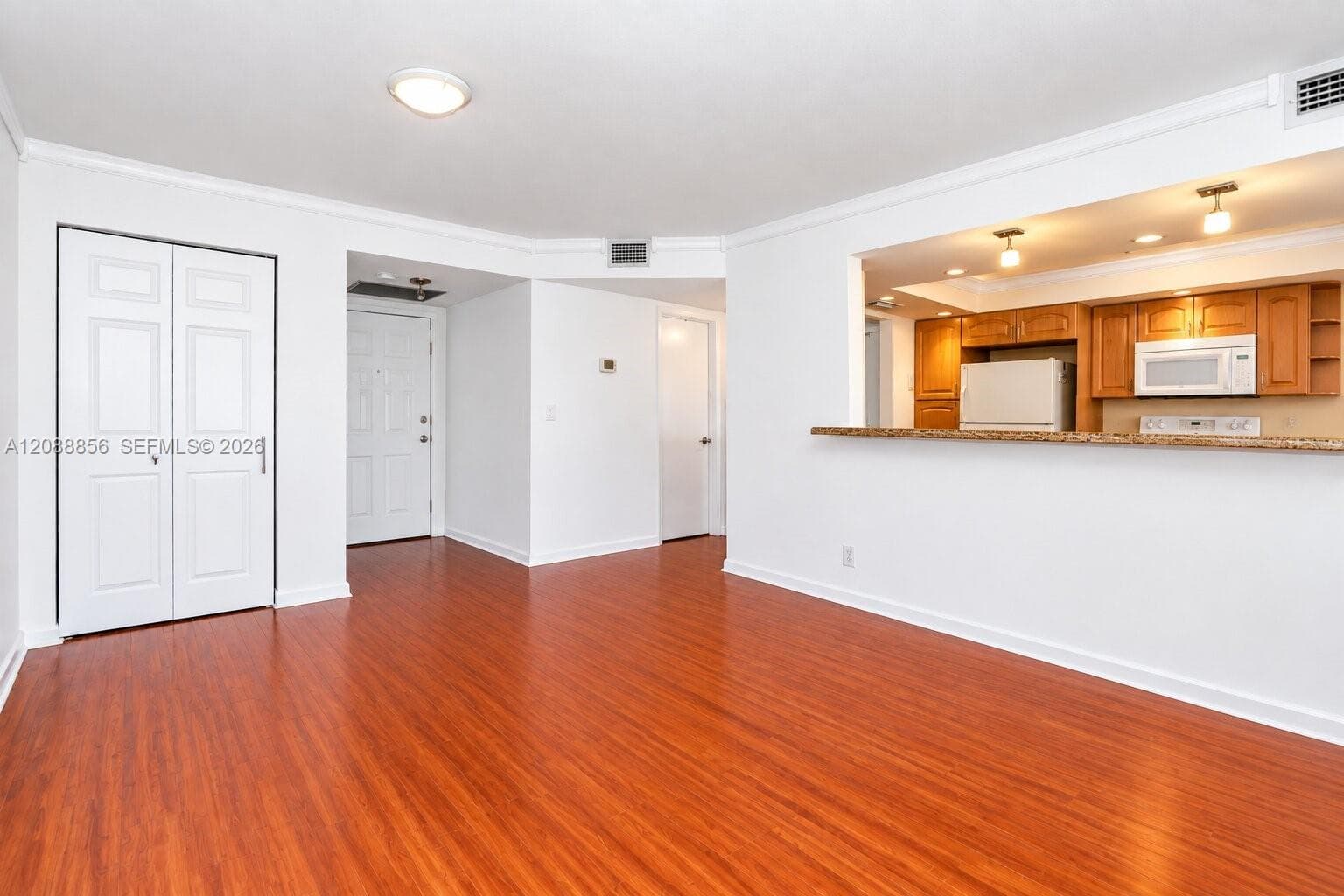 200 Leslie Dr 204 photo 4
