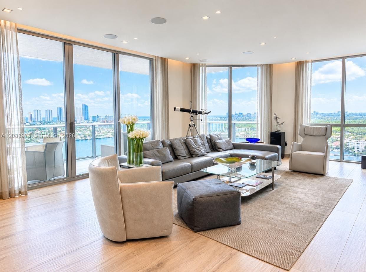 17111 Biscayne Blvd 2210 photo 2