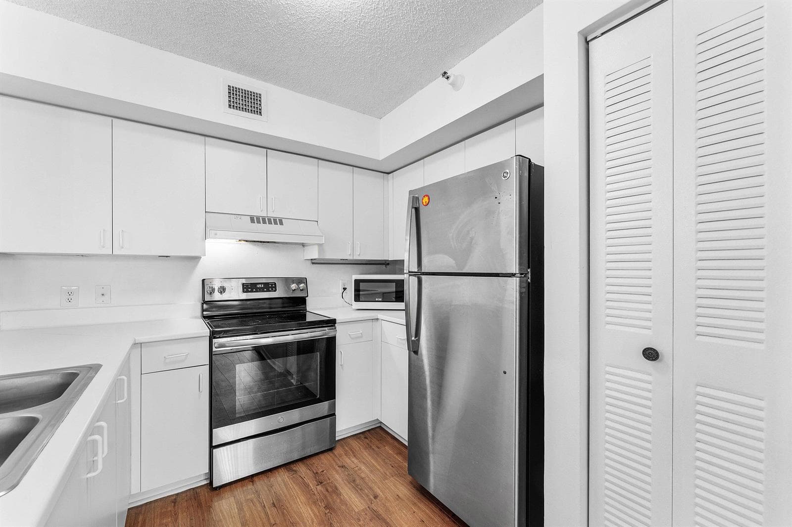 167 YACHT CLUB Way 205 photo 12