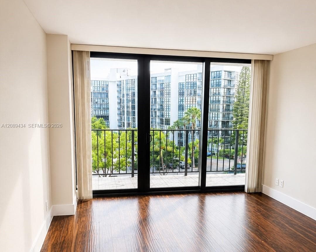 1000 Parkview Dr 614 photo 7