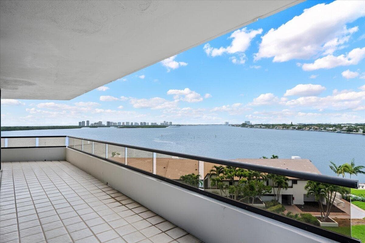100 Lakeshore Drive 558 photo 14