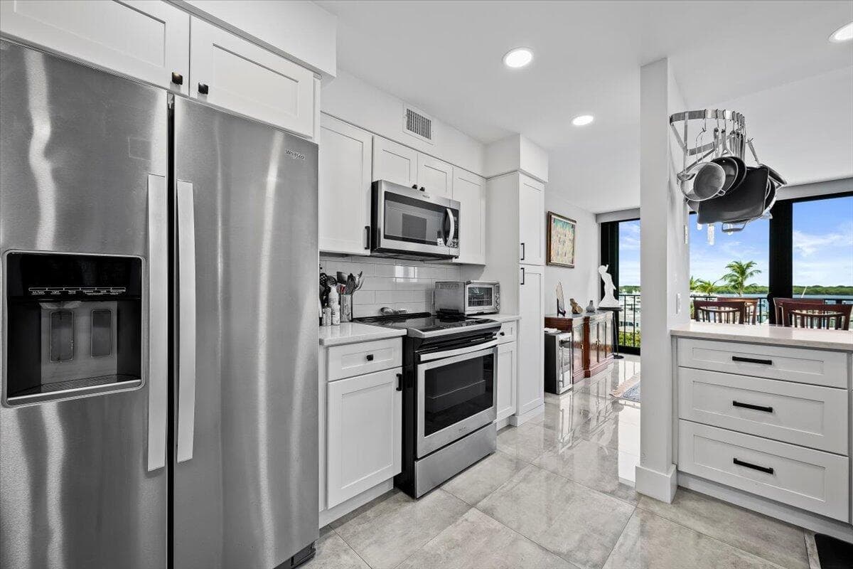 120 Lakeshore Drive 4360 photo 2