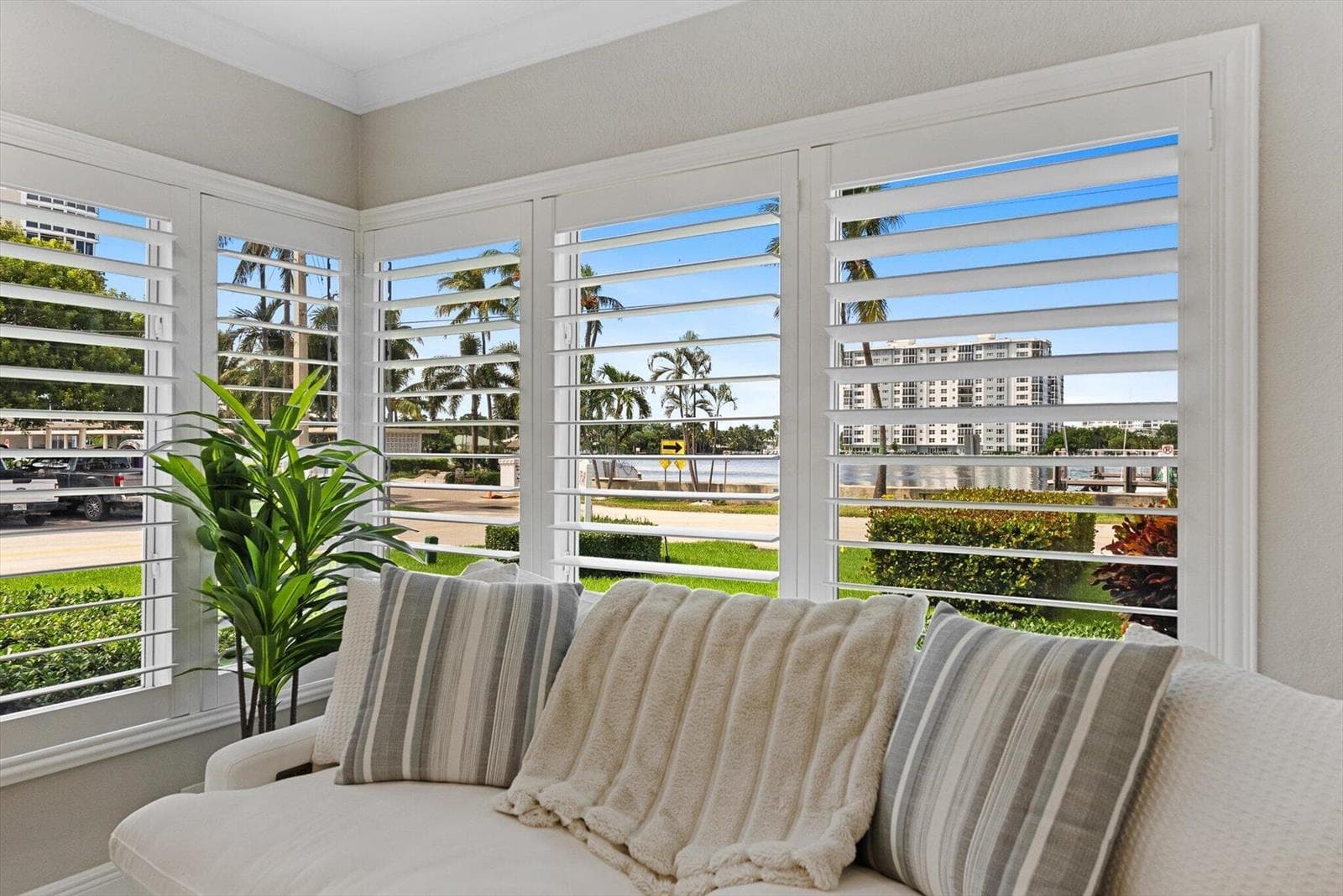 990 CASUARINA Road 4 photo 9