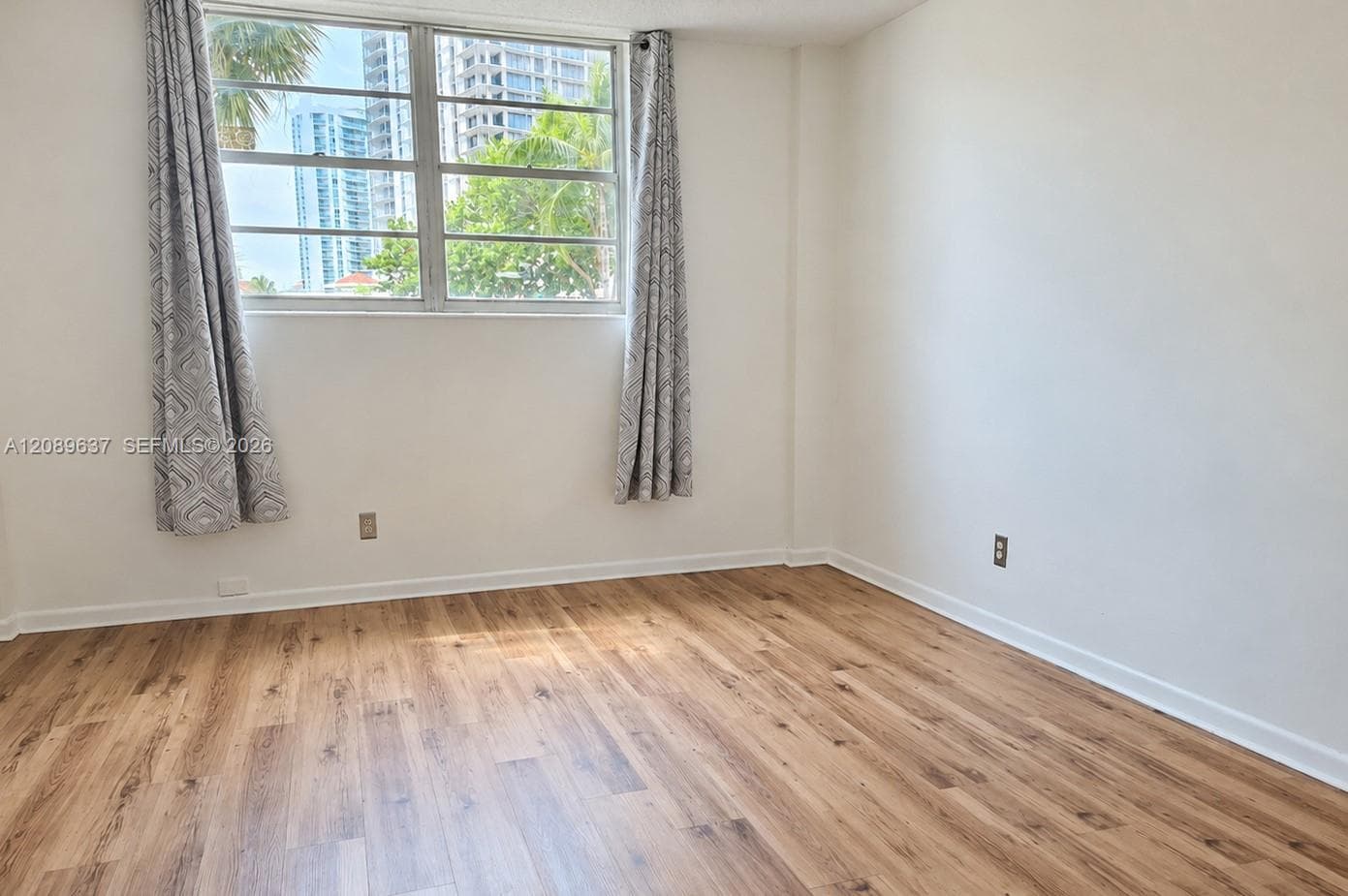 19390 Collins Ave 119 photo 9