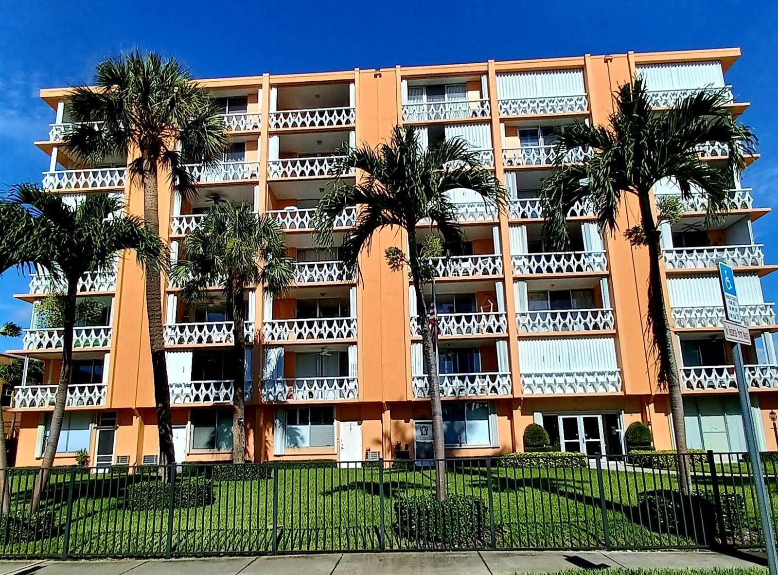 15 S Golfview Road 504 photo 1