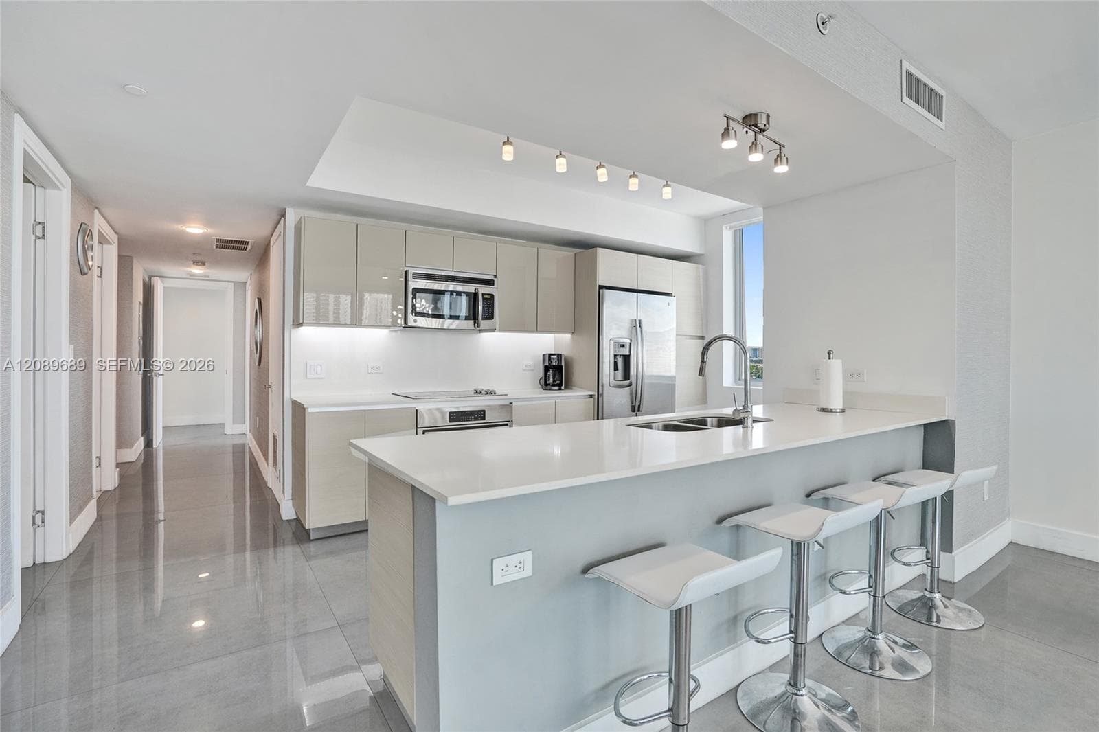 2600 E Hallandale Beach Blvd T1002 photo 4