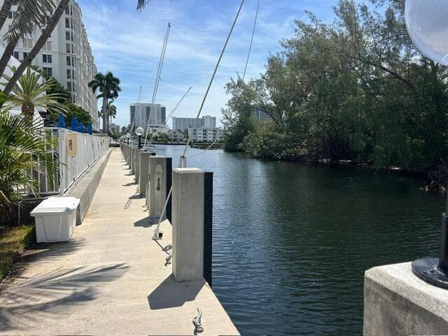 2860 NE 14th Street Causeway 405 D photo 2