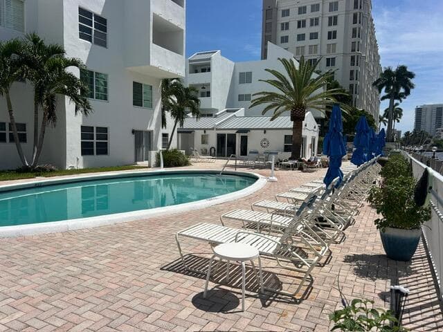 2860 NE 14th Street Causeway 405 D photo 3