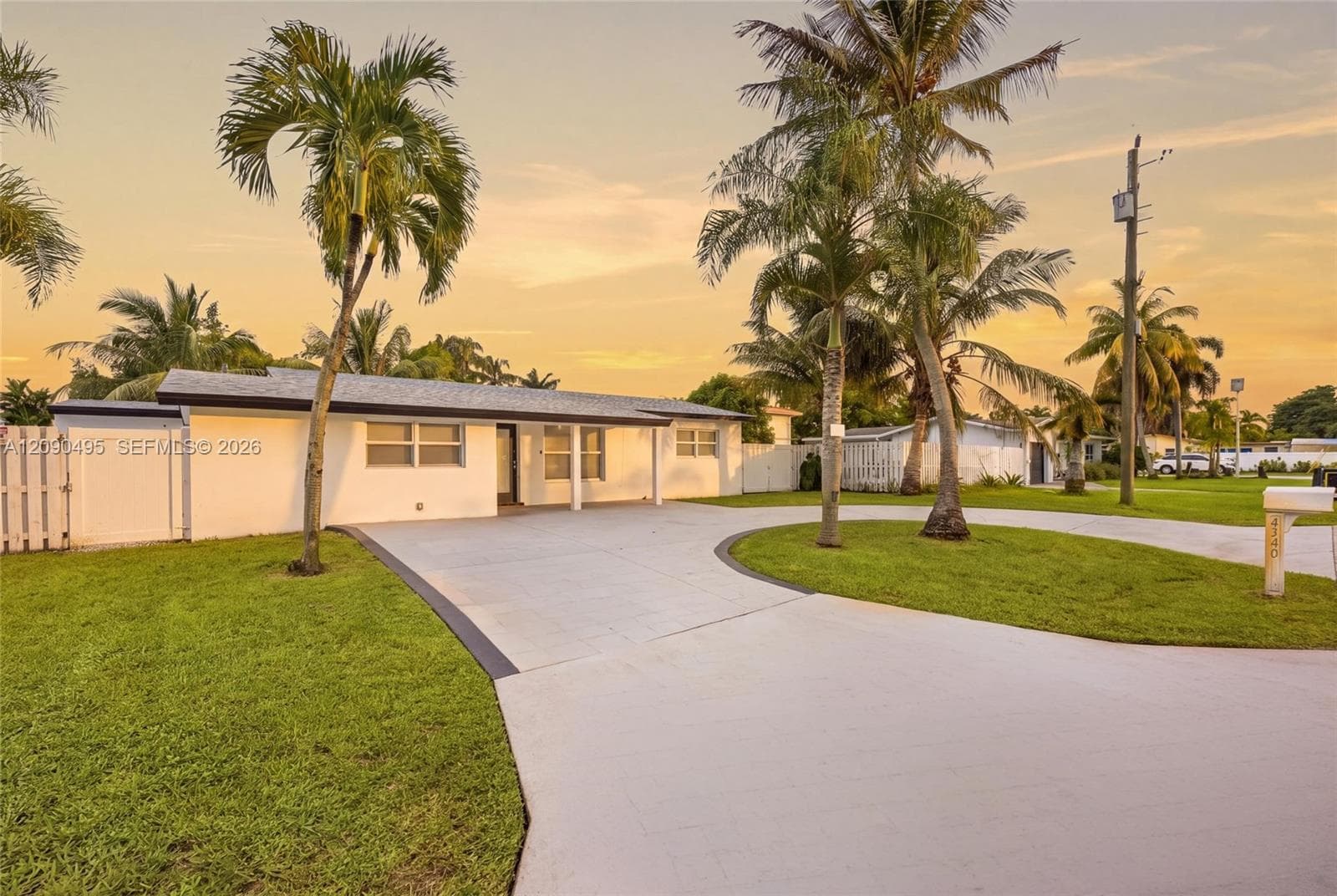 4540 SW 28th Ter photo 2