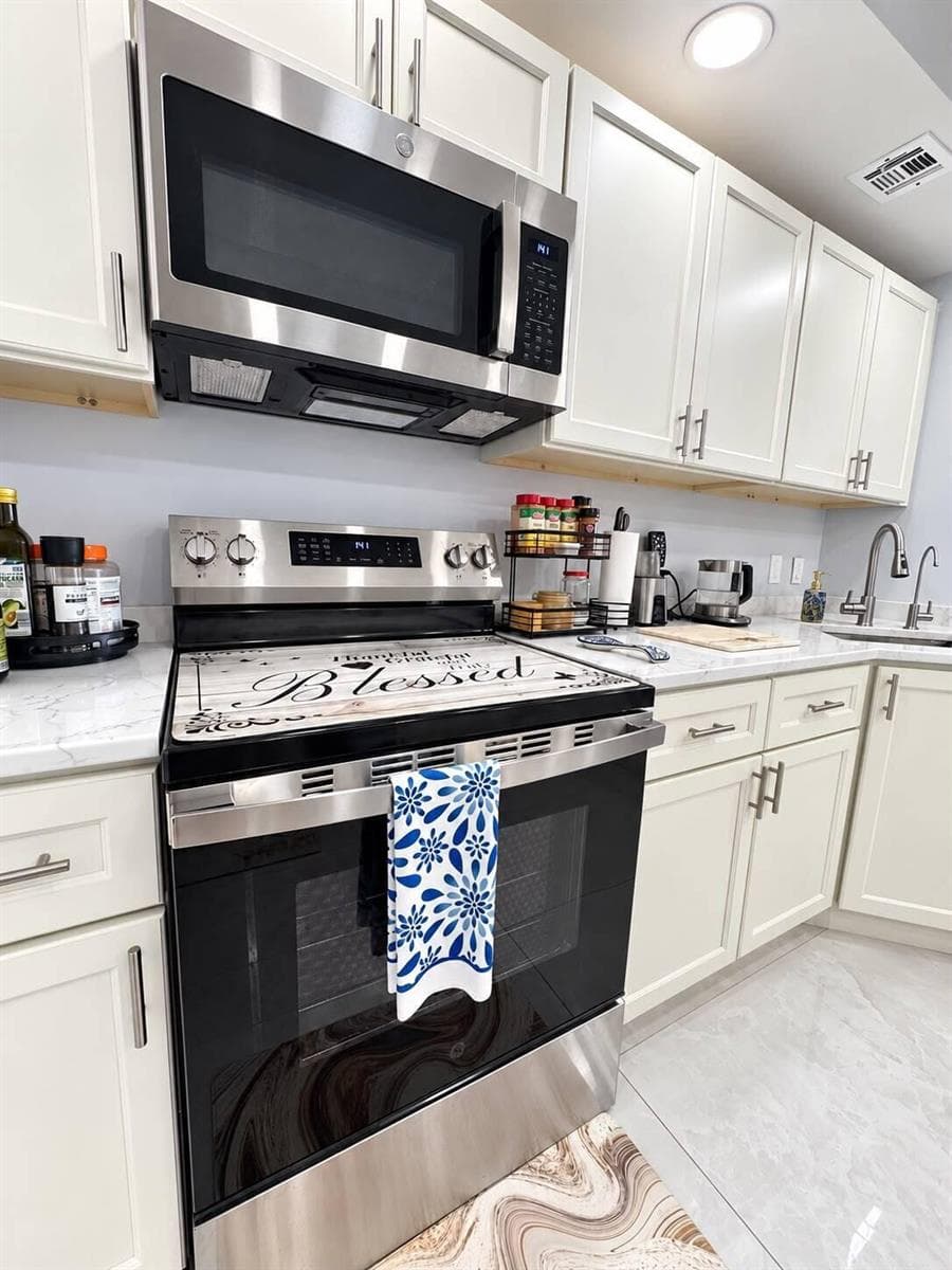 427 GOLDEN ISLES Drive 10D photo 6